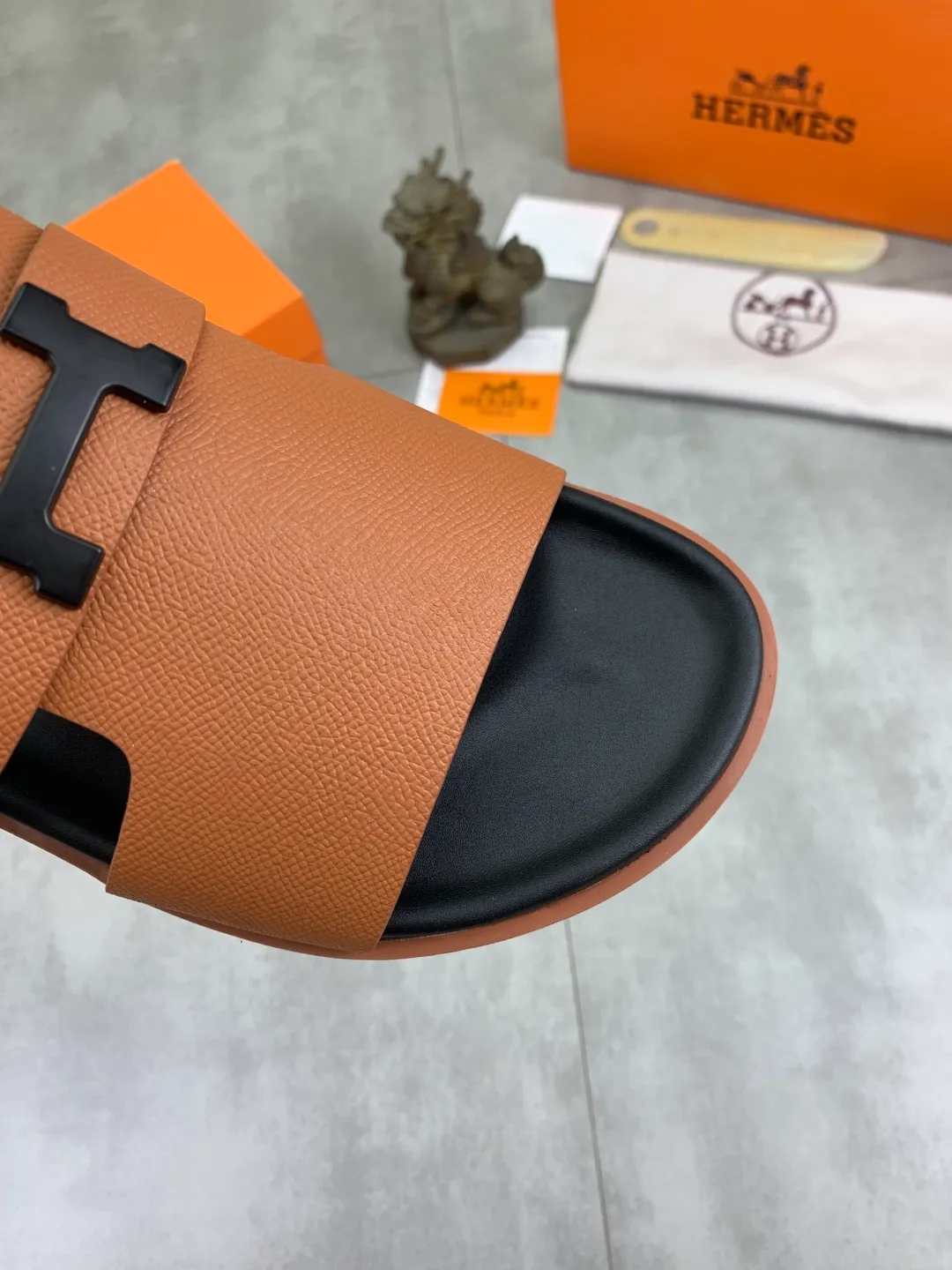 Men's shoes 💰P440 New [HERMES] high-end quality new Hermès slippers, made of imported cross-grain calfskin, wear-resistant and non-slip rubber outsole. Fashionable and elegant code number: 39-44 (38 45 46 customized)